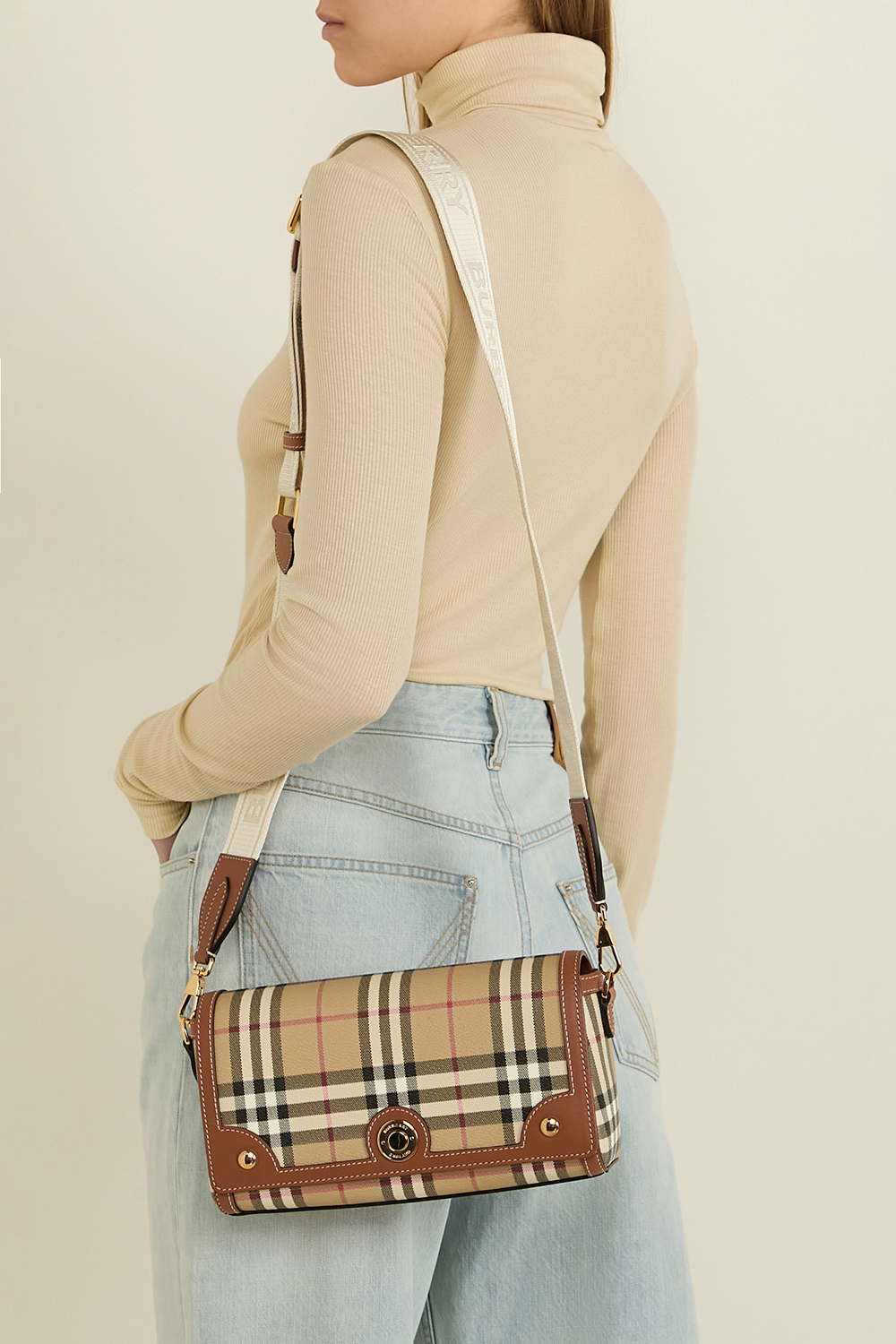 תמונת כל הלוק של תיק קרוסבודי נוט